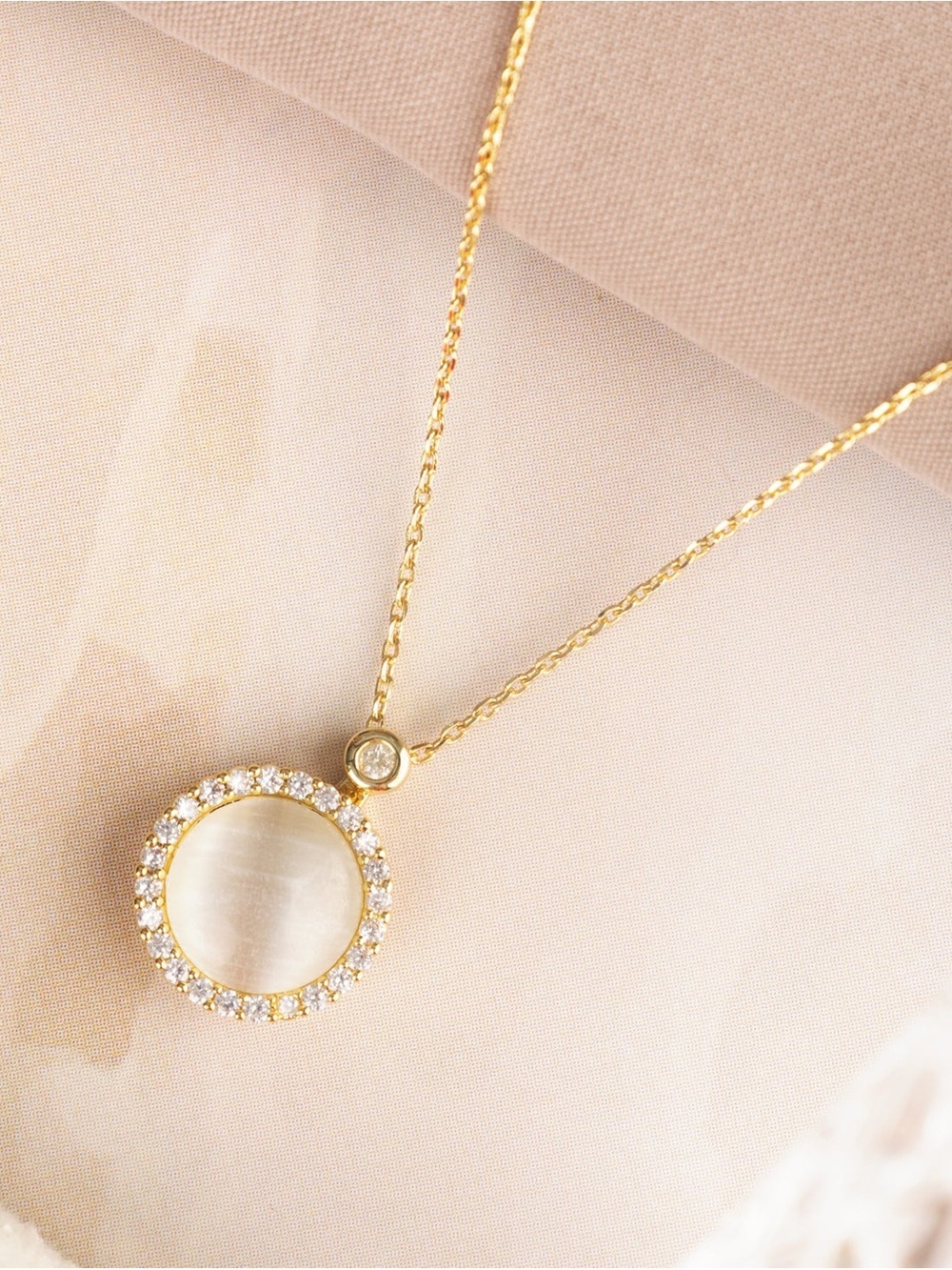 MINT & LILY SPINNING PENDANT NECKLACE